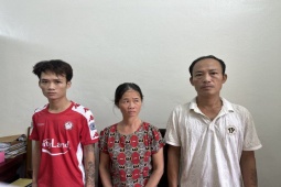 Tin tức trong ngày - Cặp vợ chồng cùng con trai ném phân bò vào đoàn cưỡng chế