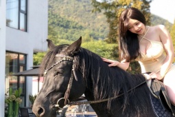 Thời trang - Gái xinh mặc "kiệm vải" cưỡi ngựa: Trào lưu "đốt mắt" nhất hiện tại?