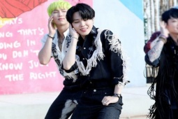 Thời trang - Ryan Gosling phản ứng hài hước khi mặc trùng đồ cao bồi với BTS Jimin