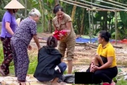 Tin tức trong ngày - Xôn xao clip sản phụ từ trên xe ô tô bước xuống sinh con bên đường