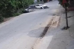 Tin tức trong ngày - Clip: Ôm cua drift như phim hành động, ô tô tông “xế hộp” rồi chạy mất hút