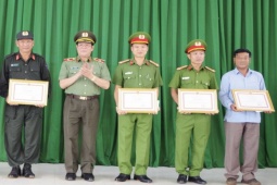 Tin tức trong ngày - Khen thưởng 5 người dân giúp bắt nhóm khủng bố trốn truy nã ở Đắk Lắk