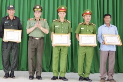 Tin tức trong ngày - Khen thưởng 5 người dân giúp bắt nhóm khủng bố trốn truy nã ở Đắk Lắk