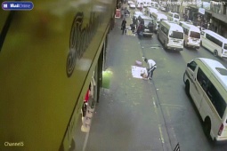 Thế giới - Khoảnh khắc đường nứt làm đôi, xe hơi bị thổi bay trong vụ nổ ở Nam Phi