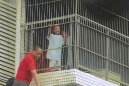 Phi thường - kỳ quặc - Kịch tính giải cứu bé trai ở "chuồng cọp" ngôi nhà đang cháy