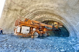 Tin tức trong ngày - Cận cảnh công nhân ngày đêm khoét núi, thi công hầm cao tốc Quảng Ngãi - Hoài Nhơn