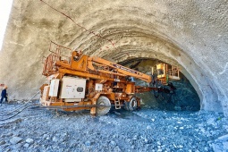 Tin tức trong ngày - Cận cảnh công nhân ngày đêm khoét núi, thi công hầm cao tốc Quảng Ngãi - Hoài Nhơn