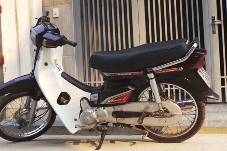 Đầu năm nay (2023), một chiếc Honda Dream Thái đời 2002 mang biển số Hà Nội rao bán trên mạng với giá hơn 70 triệu đồng
