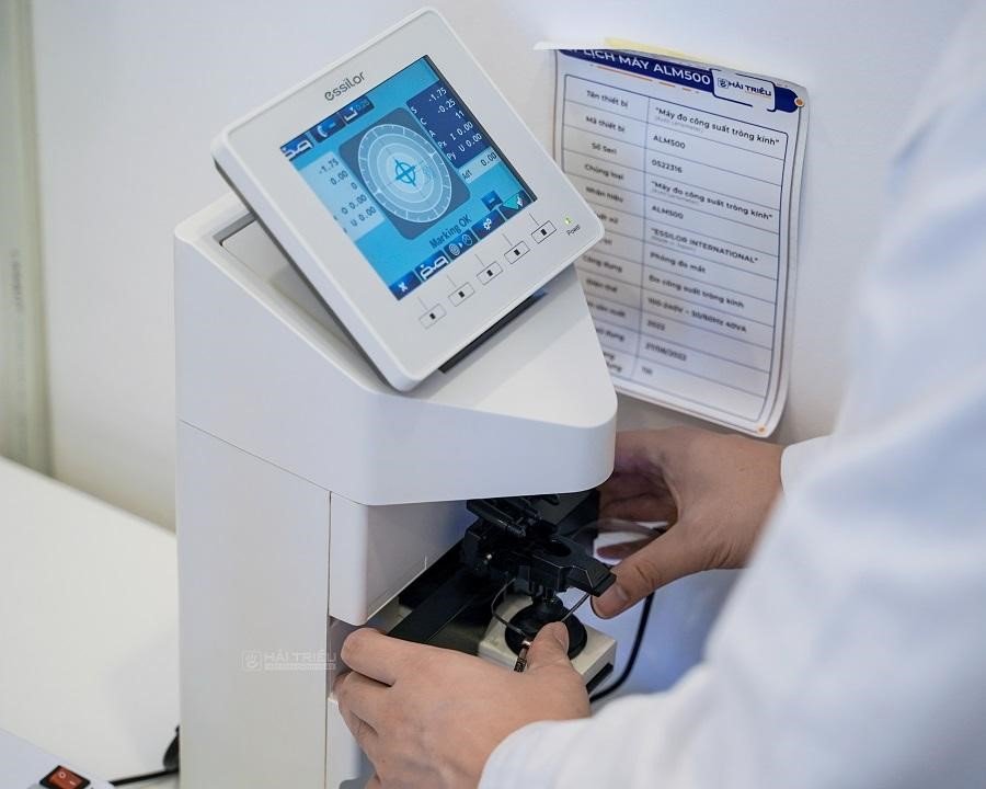 Đo mắt tại Kính Hải Triều sẽ giúp người đang gặp các tật khúc xạ về mắt biết chính xác độ cận, được nghe tư vấn từ chuyên gia