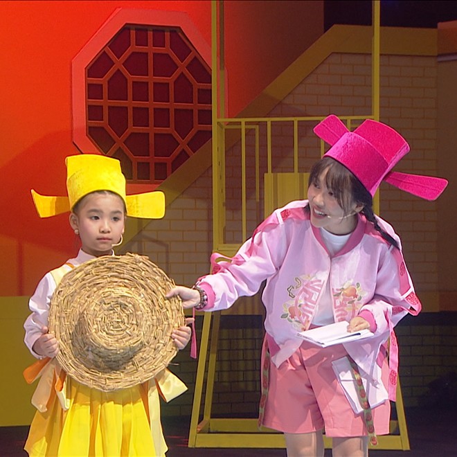 Hậu Hoàng gây bất ngờ với vai trò mới trong “Trạng nguyên nhí” mùa 3 - 2