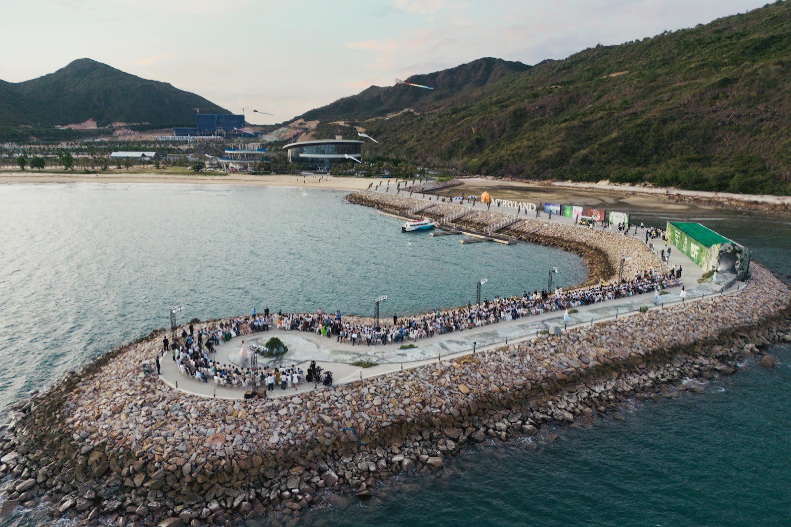 Sàn runway giữa bao la biển trời tiếp thêm năng lượng để các nàng thơ bung tỏa nhan sắc