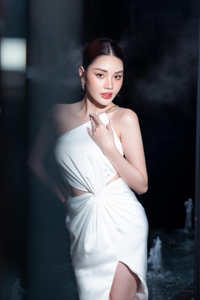 Cô&nbsp;cũng xuất hiện tại nhiều sự kiện giải trí, nhan sắc xinh đẹp và rạng rỡ thu hút ống kính.
