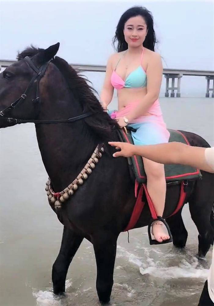 Cô gái đăng tải ảnh diện monokini cưỡi ngựa nhận được nhiều sự quan tâm của dân mạng.&nbsp;