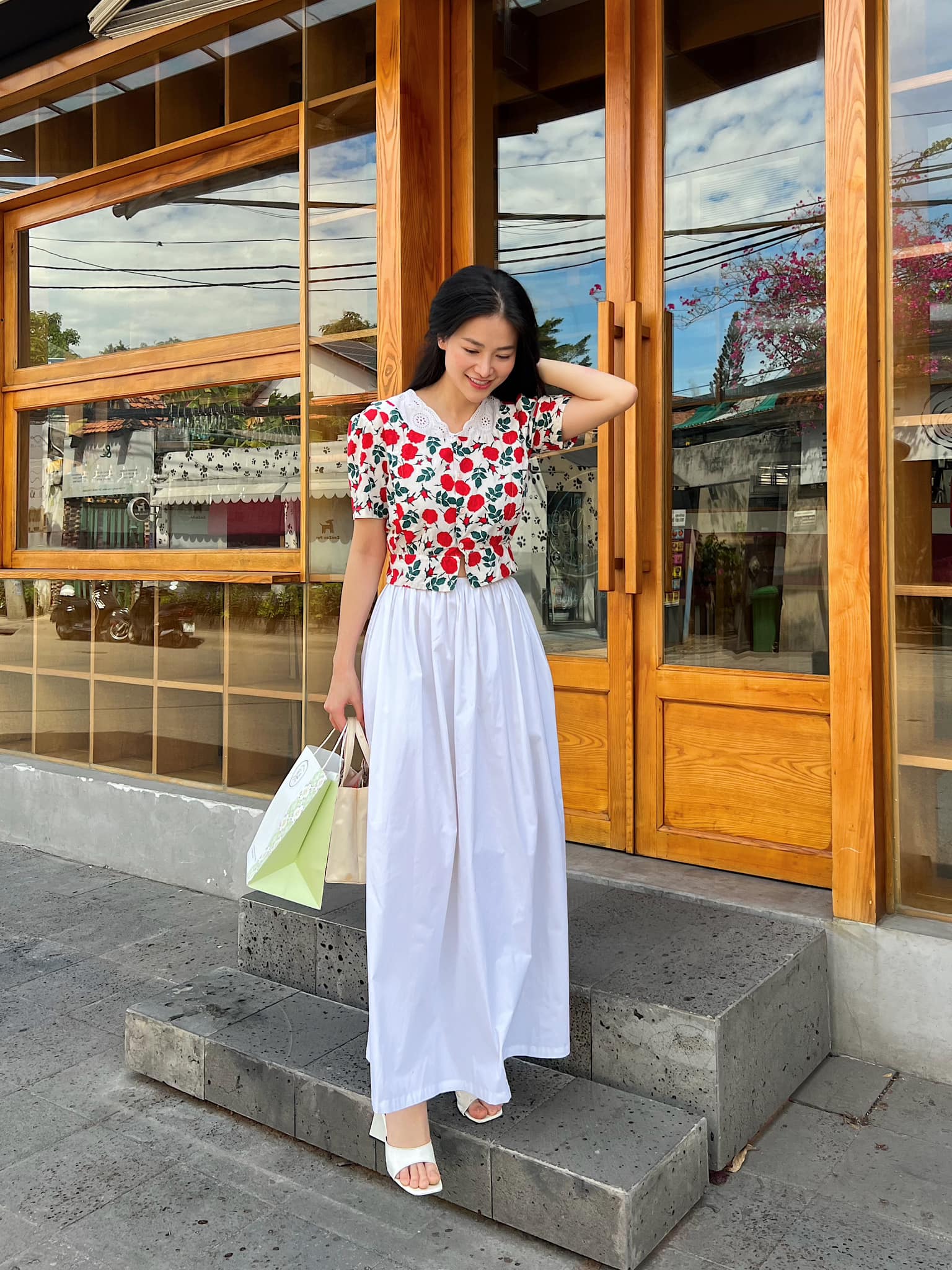Phương Khánh xinh đẹp khi diện đồ cũ với áo hoa, chân váy nữ tính.