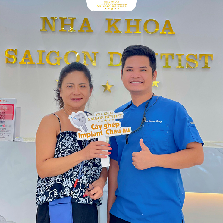 Bác sĩ Đặng Hoàng Thanh Tùng cùng khách hàng cấy ghép implant tại SaiGon Dentist