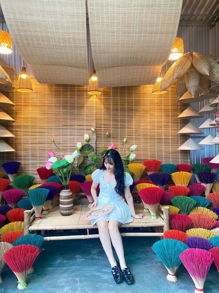 Check-in ở làng hương Thủy Xuân nổi tiếng.