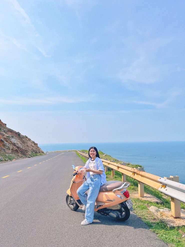 Đi trên cung đường biển tuyệt đẹp.