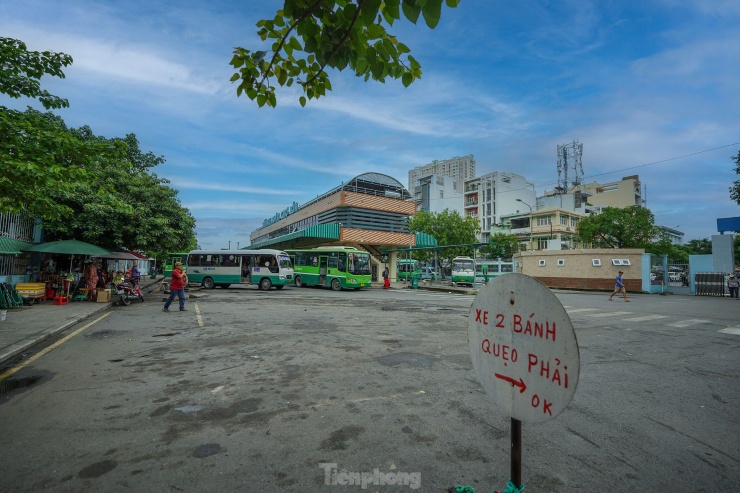 Bên trong bến xe buýt Chợ Lớn.