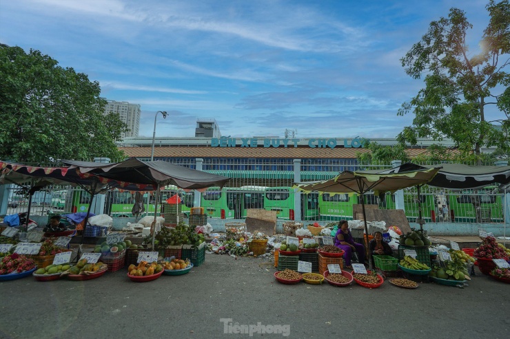 Bến xe buýt Chợ Lớn nhìn từ khu chợ nhỏ trên đường Trang Tử .