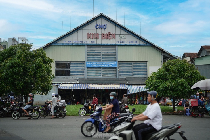 Tại quận 5, hai nhà giữ xe cao tầng được đề xuất đều nằm ở khu sầm uất nhất Chợ Lớn. Ngoài ra, nhà xe dạng này có diện tích chiếm dụng nhỏ, vận hành theo khối đơn lẻ (49 m2 cho 8-21 ôtô dưới 9 chỗ) hoặc kết hợp nhiều khối. Công trình có thời gian thu hồi vốn nhanh và chi phí bảo hành, bảo trì thấp.