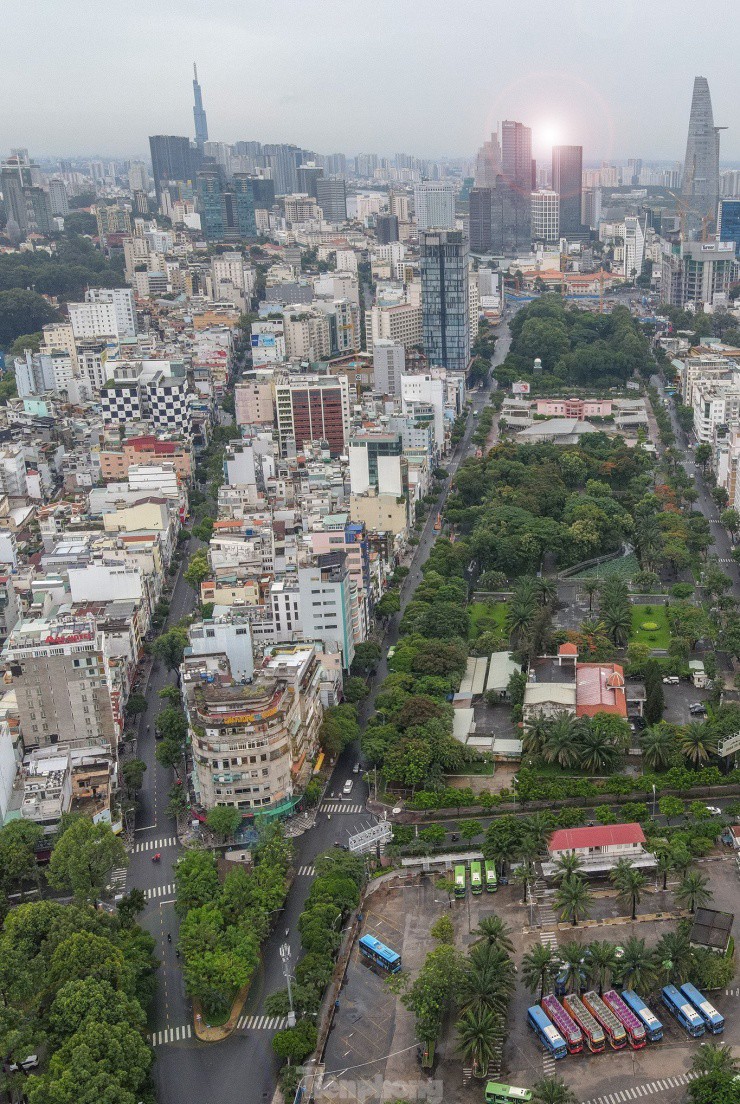 Trục giữa là đường Lê Lai, bên phải là bến xe buýt công viên 23/9.