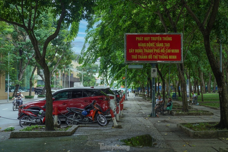 Bên phải là khuôn viên công viên 23/9.