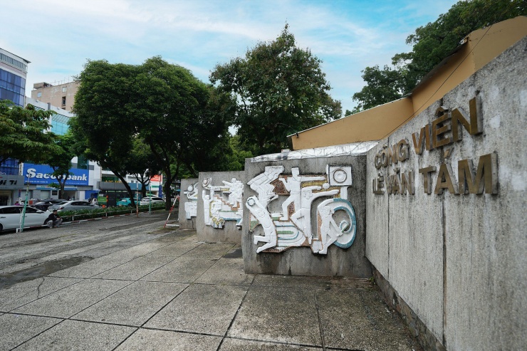 Công viên Lê Văn Tám (Quận 1) tiếp tục được đề xuất xây nhà xe cao tầng với 9 khối ô tô dạng xoay cao 21m, sức chứa 144 xe dưới 9 chỗ và rộng khoảng 427m2.