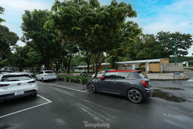 Công viên này từng được thành phố phê duyệt làm bãi xe ngầm vào năm 2008, nhưng bị UBND TPHCM chấm dứt hợp đồng và thu hồi do sau 15 năm triển khai vẫn nằm trên giấy.