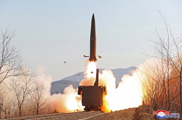Hình ảnh một vụ phóng thử tên lửa từ bệ phóng đặt trên toa tàu đường sắt của Triều Tiên. Ảnh:KCNA/Reuters