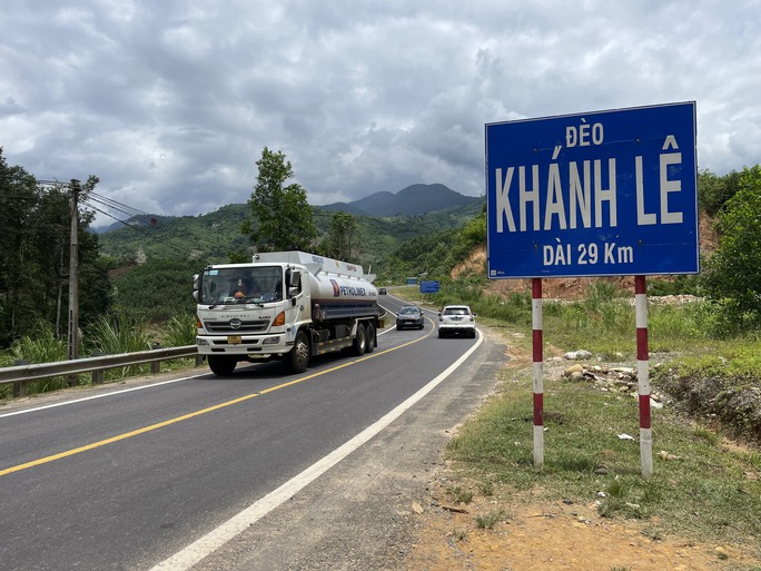 Đèo Khánh Lê có chiều dài 29km chưa tính chân đèo (33km nếu tính cả chân đèo) là một trong những con đèo dài nhất nước