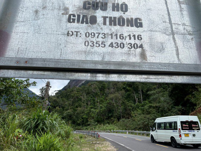Dọc tuyến đèo có nhiều số điện thoại cứu hộ vá lốp