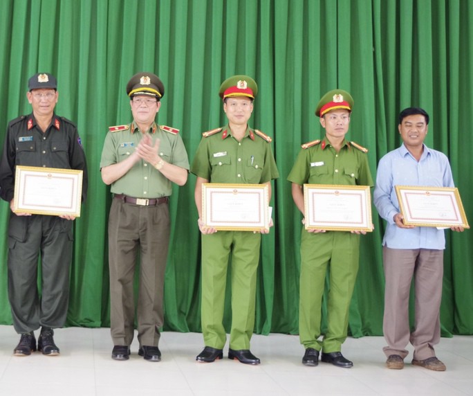 Khen thưởng các cá nhân, tập thể bắt giữ 3 đối tượng khủng bố cuối cùng