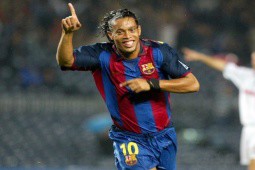 Siêu sao bóng đá Ronaldinho ”ngã ngựa” vì mỹ nhân giờ cuộc sống ra sao?