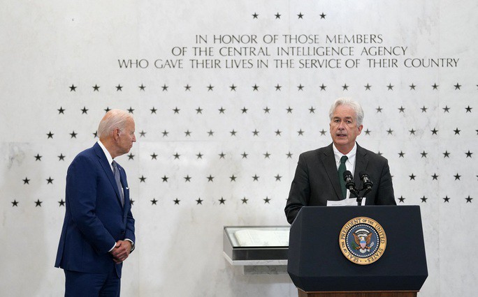 Tổng thống Joe Biden và Giám đốc Cơ quan Tình báo Trung ương Mỹ (CIA) William Burns. Ảnh: Reuters