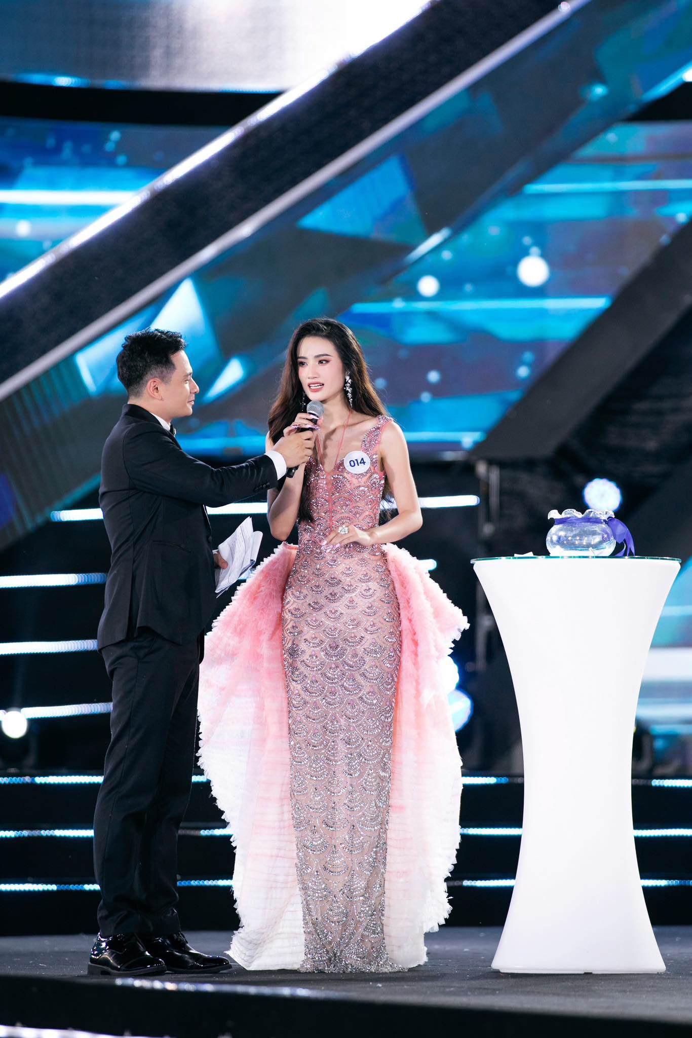 Huỳnh&nbsp;Trần Ý&nbsp;Nhi là người tiếp theo được gọi tên ở top 5 chung cuộc. Cô chia sẻ rằng mình có áp lực đồng trang lứa, tuy nhiên cô luôn nhìn vào ưu điểm của mình để phát triển vì cô tin rằng "Áp lực tạo nên kim cương".