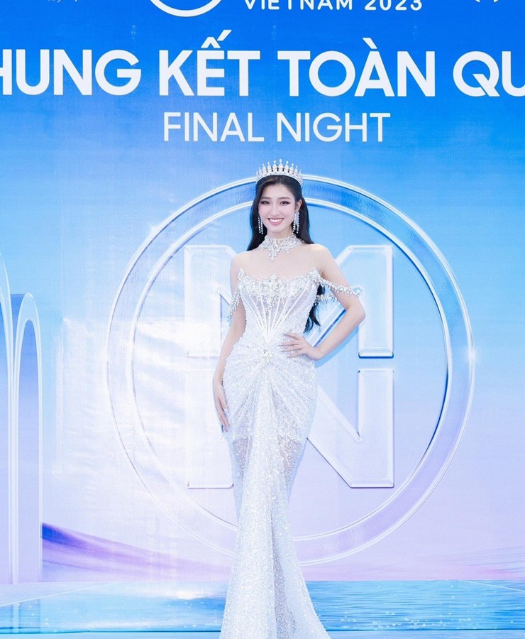 Á hậu Phương Nhi.