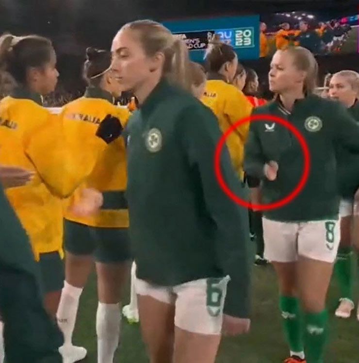 Ruesha Littlejohn không bắt tay Caitlin Foord trước trận đấu giữa Ireland và Úc