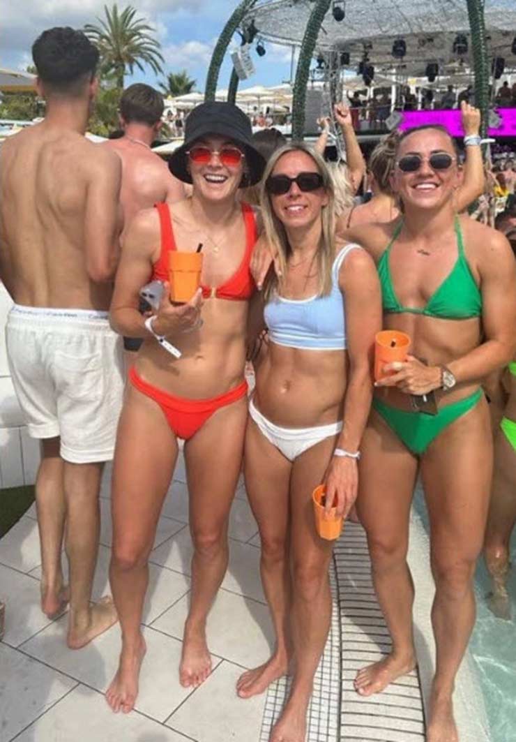 Foord (trái) và McCabe (phải) chụp ảnh khi đi nghỉ mát ở Ibiza