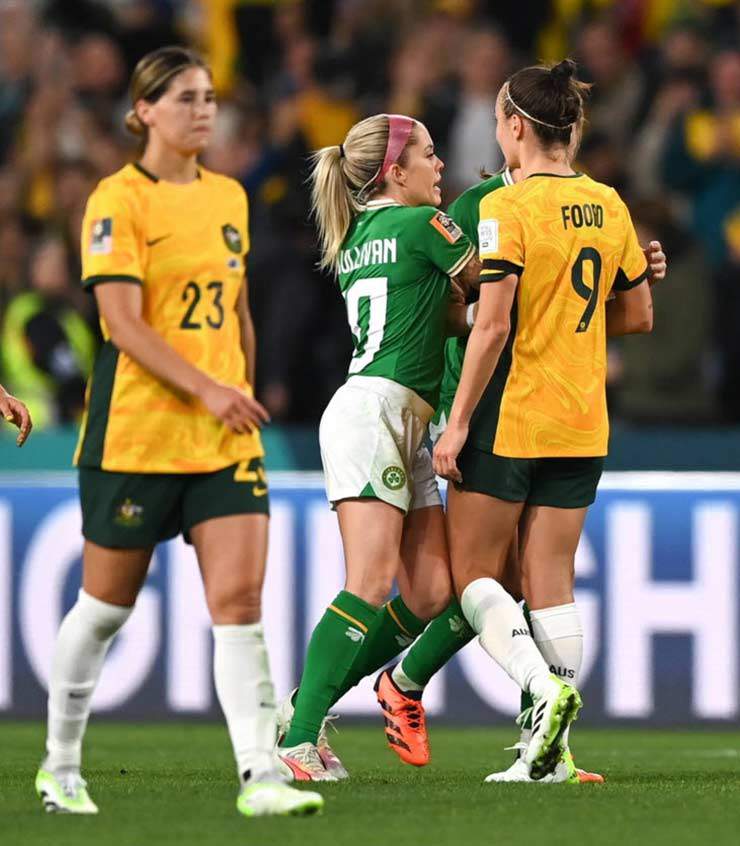 Hai cầu thủ lời qua tiếng lại sau tiếng còi kết thúc trận đấu