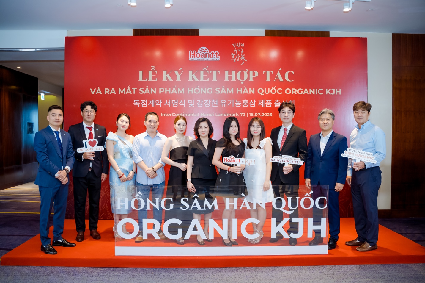 Đại diện Hoan TT cùng các đối tác tại Lễ ra mắt và ký kết hợp tác.