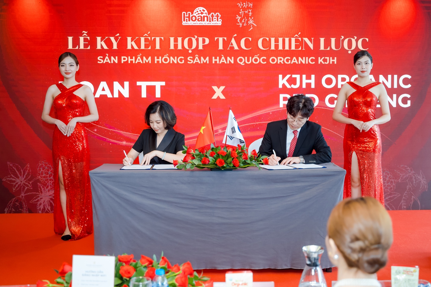 Lễ ký kết hợp tác chiến lược giữa Hoan TT và KJH Organic Red Ginseng.