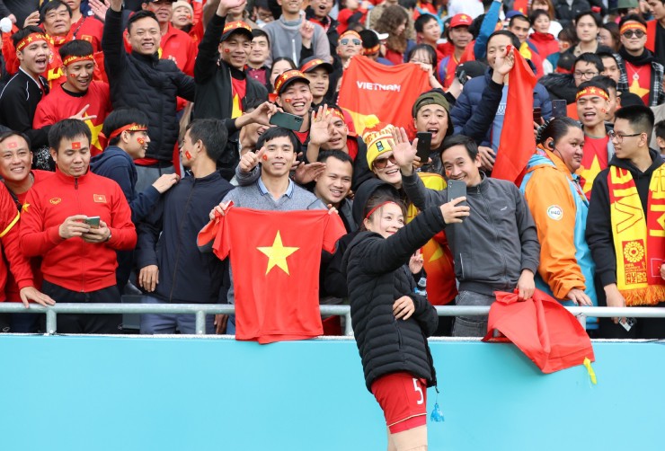 Người hâm mộ Việt Nam lặn lội tới sân&nbsp;Eden Park (Auckland, New Zealand) để cổ vũ cho ĐT Việt Nam