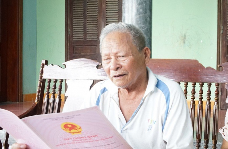 Ông Vinh bày tỏ phấn khởi sau khi gia đình ông đã được cấp sổ đỏ cho mảnh đất của ông cha để lại. Ảnh: ĐẶNG TRUNG