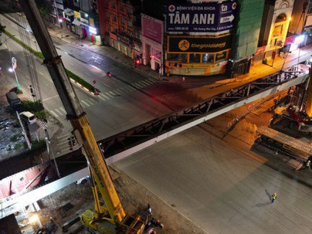 Tin tức trong ngày - Đóng đường, xuyên đêm lắp đặt xong một trong hai dầm cầu tại nút giao Nguyễn Văn Cừ - Hồng Tiến