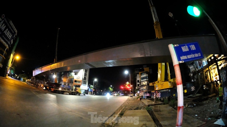 Trước đó, Sở GTVT Hà Nội có phương án phân luồng, tổ chức giao thông theo hướng cấm toàn bộ xe qua lại khu vực thi công lắp đặt dầm cầu vượt trong 3 đêm (từ 22 đến hết 24/7).