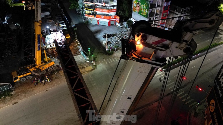 Để phục vụ công việc lắp dầm cầu vượt tại nút giao Hồng Tiến - Nguyễn Văn Cừ (quận Long Biên), đơn vị thi công đã điều động 2 máy cẩu cực lớn trong đêm với mục đích đưa dầm cầu đầu tiên lên trụ cầu hai bên đường Nguyễn Văn Cừ.