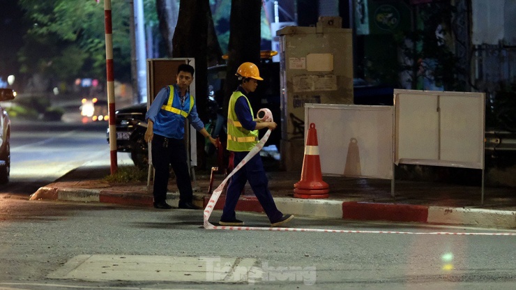 Đóng đường, xuyên đêm lắp đặt xong một trong hai dầm cầu tại nút giao Nguyễn Văn Cừ - Hồng Tiến - 3