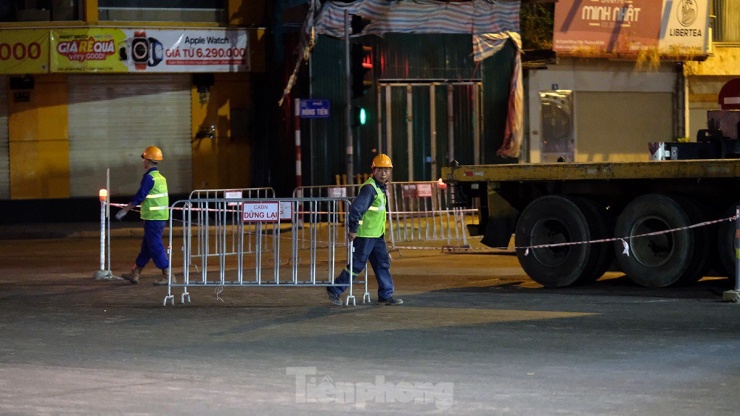 Đóng đường, xuyên đêm lắp đặt xong một trong hai dầm cầu tại nút giao Nguyễn Văn Cừ - Hồng Tiến - 5