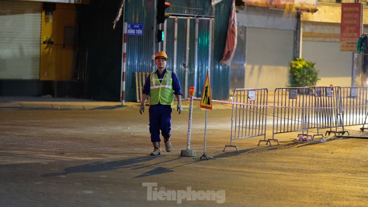 Công tác rào chắn, chăng dây để khóa đường phục vụ thi công được thực hiện tại thời điểm 23 giờ đêm 21/7.