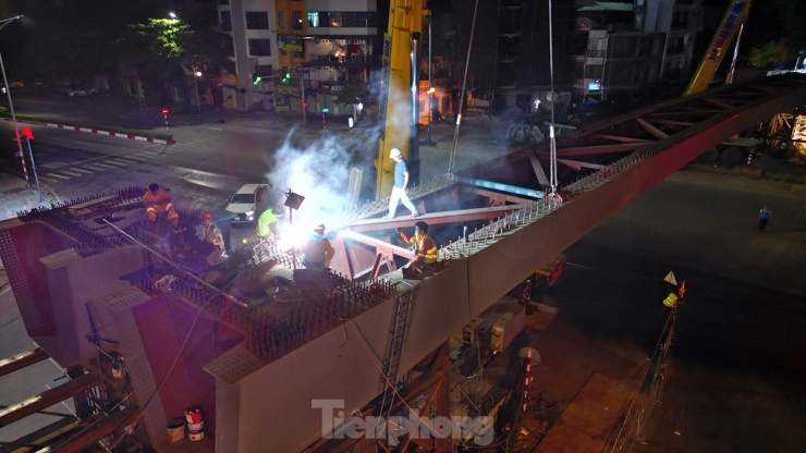 Ngay sau khi dầm cầu đầu tiên được cẩu đưa đúng vào vị trí của mố cầu, công tác hàn định vị được thực hiện ngay sau đó.